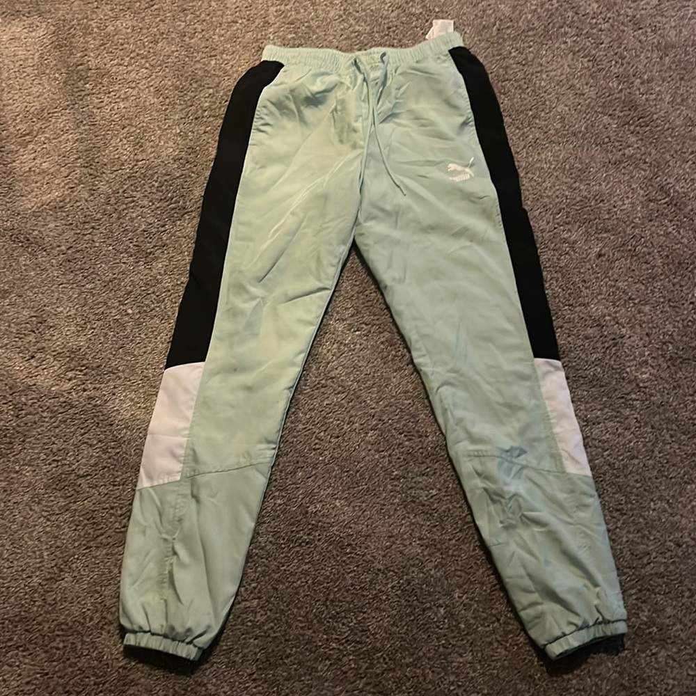 Selling clothes that I don’t wear anymore, worn once